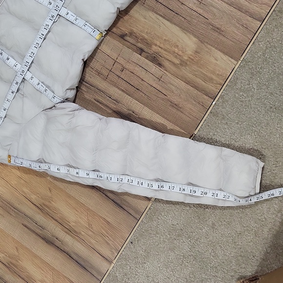 AMAZON ESSENTIALS Stone/Cream Lightweight Water-Resistant Hooded Puffer Coat - Picture 10 of 14